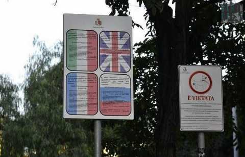 Bari, quanti errori in Piazza Umberto: cartelli multilingua scritti con i piedi